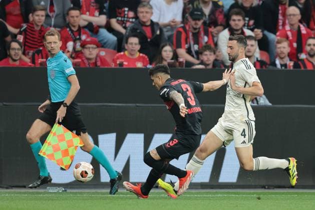 Piero Hincapie (Bayer 04 Leverkusen) und Bryan Cristante (AS Rom) beim Spiel der Europa League (Halbfinale-Rückspiel) Bayer 04 Leverkusen - AS Rom. Copyright: Thomas Pakusch