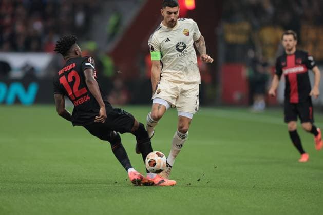 Edmond Tapsoba (Bayer 04 Leverkusen) und Lorenzo Pellegrini (AS Rom) beim Spiel der Europa League (Halbfinale-Rückspiel) Bayer 04 Leverkusen - AS Rom. Copyright: Thomas Pakusch