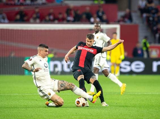 Fussball, Herren, Saison 2023 2024, Europa League (Halbfinale, Rückspiel), Bayer 04 Leverkusen - AS Rom, v. l. Gianluca Mancini (AS Rom), Adam Hlozek (Bayer Leverkusen), 09.05.2024, Copyright: xSebastianxRäppold MatthiasxKochx