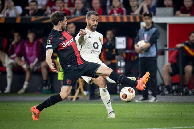 UEFA Europa League Halbfinale; Bayer 04 Leverkusen vs. AS Roma, 09.05.2024 Leonardo Spinazzola (AS Roma, 37) Tunnel Jonas Hofmann (Bayer 04 Leverkusen,7) während des Europa-League-Halbfinales zwischen Bayer 04 Leverkusen und AS Rom in der BayArena am 09.05.2024 in Leverkusen, Deutschland. DFL REGULATIONS PROHIBIT ANY USE OF PHOTOGRAPHS AS IMAGE SEQUENCES AND OR QUASI-VIDEO. Copyright: xBEAUTIFULxSPORTS AxelxKohringx