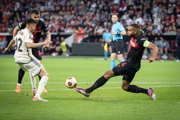 UEFA Europa League Halbfinale; Bayer 04 Leverkusen vs. AS Roma, 09.05.2024 Jonathan Tah (Bayer 04 Leverkusen, 4) rettet im Strafraum vor Stephan El Shaarawy (AS Roma, 92) während des Europa-League-Halbfinales zwischen Bayer 04 Leverkusen und AS Rom in der BayArena am 09.05.2024 in Leverkusen, Deutschland. DFL REGULATIONS PROHIBIT ANY USE OF PHOTOGRAPHS AS IMAGE SEQUENCES AND OR QUASI-VIDEO. Copyright: xBEAUTIFULxSPORTS AxelxKohringx