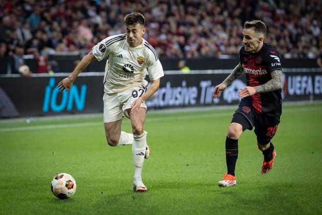 UEFA Europa League Halbfinale; Bayer 04 Leverkusen vs. AS Roma, 09.05.2024 Stephan El Shaarawy (AS Roma, 92) überläuft Alejandro Grimaldo (Bayer 04 Leverkusen, 20) während des Europa-League-Halbfinales zwischen Bayer 04 Leverkusen und AS Rom in der BayArena am 09.05.2024 in Leverkusen, Deutschland. DFL REGULATIONS PROHIBIT ANY USE OF PHOTOGRAPHS AS IMAGE SEQUENCES AND OR QUASI-VIDEO. Copyright: xBEAUTIFULxSPORTS AxelxKohringx