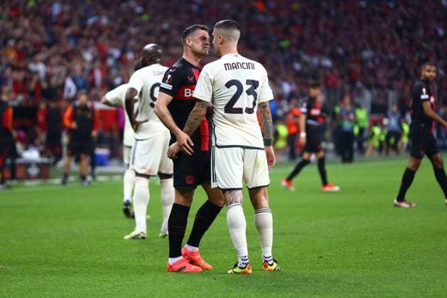 Bayer 04 Leverkusen vs. AS Roma, Fussball, Europa League, Halbfinale, Rueckspiel, 09.05.2024 Streit zwischen Granit Xhaka (Bayer 04 Leverkusen) und Gianluca Mancini (AS Roma) Leverkusen NRW Deutschland