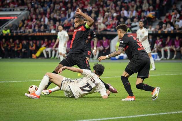 UEFA Europa League Halbfinale; Bayer 04 Leverkusen vs. AS Roma, 09.05.2024 Jonathan Tah (Bayer 04 Leverkusen, 4) rettet im Strafraum vor Sardar Azmoun (AS Roma, 17), rechts Piero Hincapie (Bayer 04 Leverkusen, 3) während des Europa-League-Halbfinales zwischen Bayer 04 Leverkusen und AS Rom in der BayArena am 09.05.2024 in Leverkusen, Deutschland. DFL REGULATIONS PROHIBIT ANY USE OF PHOTOGRAPHS AS IMAGE SEQUENCES AND OR QUASI-VIDEO. Copyright: xBEAUTIFULxSPORTS AxelxKohringx