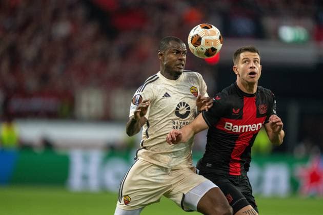 Sport Bilder des Tages GER, EL, Bayer 04 Leverkusen vs AS Roma, Saison 2023 24, 09.05.2024, BayArena, Leverkusen, GER, EL, Bayer 04 Leverkusen vs AS Roma, Saison 2023 24, Im Bild: Evan Ndicka (AS Roma, 05) Adam Hlozek (Bayer 04 Leverkusen, 23) im Zweikampf, Duell, Dynamik, Aktion, Action, Spielszene; Kopfball Kopfballduell; Dynamik, Aktion, Action, Spielszene; Gestik, Mimik, Emotionen;