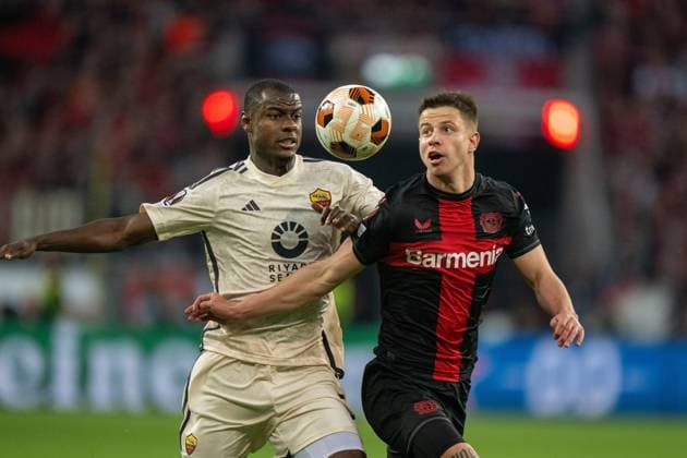 GER, EL, Bayer 04 Leverkusen vs AS Roma, Saison 2023 24, 09.05.2024, BayArena, Leverkusen, GER, EL, Bayer 04 Leverkusen vs AS Roma, Saison 2023 24, Im Bild: Evan Ndicka (AS Roma, 05) Adam Hlozek (Bayer 04 Leverkusen, 23) im Zweikampf, Duell, Dynamik, Aktion, Action, Spielszene; Kopfball Kopfballduell; Dynamik, Aktion, Action, Spielszene; Gestik, Mimik, Emotionen;