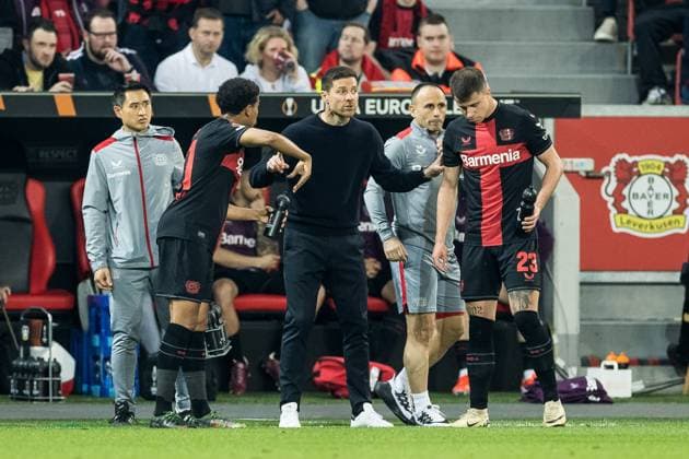UEFA Europa League Halbfinale; Bayer 04 Leverkusen vs. AS Rom, 09.05.2024 Xabi Alonso (Trainer Bayer 04 Leverkusen) coacht in der Spielunterbrechung Amine Adli (Bayer 04 Leverkusen, 21) und Adam Hlozek (Bayer 04 Leverkusen, 23) UEFA Europa League: Bayer 04 Leverkusen - AS Roma, Leverkusen, BayArena am 09.05.2024 Copyright: xBEAUTIFULxSPORTS Wunderlx