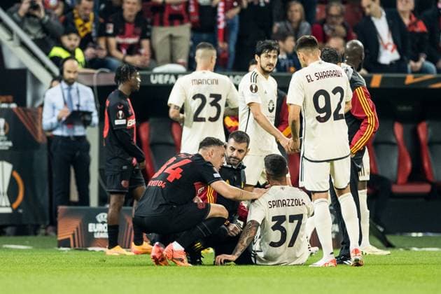 UEFA Europa League Halbfinale; Bayer 04 Leverkusen vs. AS Rom, 09.05.2024 Leonardo Spinazzola (AS Roma, 37) muss behandelt und ausgewechselt werden, Granit Xhaka (Bayer 04 Leverkusen, 34) sieht nach ihm UEFA Europa League: Bayer 04 Leverkusen - AS Roma, Leverkusen, BayArena am 09.05.2024 Copyright: xBEAUTIFULxSPORTS Wunderlx