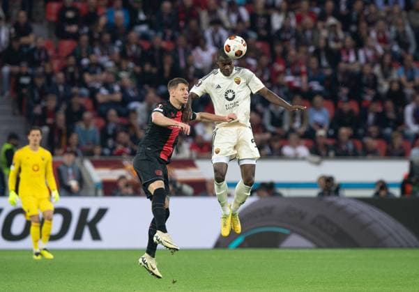 Fussball, Herren, Saison 2023 2024, Europa League (Halbfinale, Rückspiel), Bayer 04 Leverkusen - AS Rom, v.l. Adam Hlozek (Bayer 04 Leverkusen), Evan N Dicka (AS Rom), 09.05.2024, Copyright: xSebastianxRäppold MatthiasxKochx