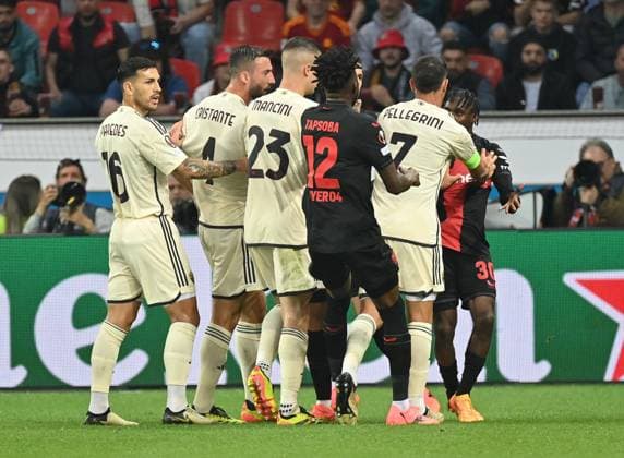 08.05.2024, xjrdrx, Fussball UEFA Europa League, Bayer 04 Leverkusen - AS Roma emspor, v.l. Lorenzo Pellegrini (AS Rom), Jeremie Frimpong (Bayer Leverkusen) rudelbildung (DFL DFB REGULATIONS PROHIBIT ANY USE OF PHOTOGRAPHS as IMAGE SEQUENCES and or QUASI-VIDEO) Leverkusen