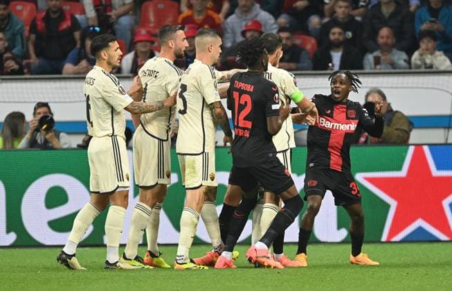 08.05.2024, xjrdrx, Fussball UEFA Europa League, Bayer 04 Leverkusen - AS Roma emspor, v.l. Lorenzo Pellegrini (AS Rom), Jeremie Frimpong (Bayer Leverkusen) rudelbildung (DFL DFB REGULATIONS PROHIBIT ANY USE OF PHOTOGRAPHS as IMAGE SEQUENCES and or QUASI-VIDEO) Leverkusen
