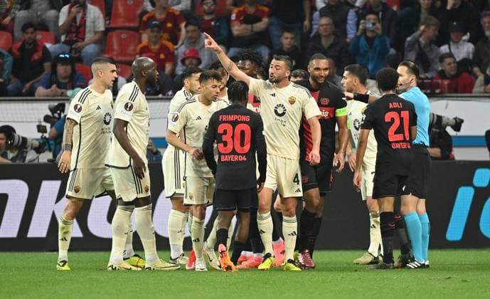 08.05.2024, xjrdrx, Fussball UEFA Europa League, Bayer 04 Leverkusen - AS Roma emspor, v.l. Jeremie Frimpong (Bayer Leverkusen), Bryan Cristante (AS Rom) rudelbildung (DFL DFB REGULATIONS PROHIBIT ANY USE OF PHOTOGRAPHS as IMAGE SEQUENCES and or QUASI-VIDEO) Leverkusen