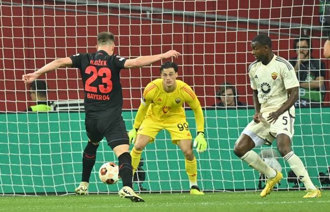 08.05.2024, xjrdrx, Fussball UEFA Europa League, Bayer 04 Leverkusen - AS Roma emspor, v.l. Adam Hlozek (Bayer Leverkusen), Mile Svilar (AS Rom), Evan Ndicka (AS Rom) (DFL DFB REGULATIONS PROHIBIT ANY USE OF PHOTOGRAPHS as IMAGE SEQUENCES and or QUASI-VIDEO) Leverkusen