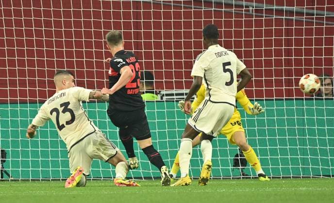 08.05.2024, xjrdrx, Fussball UEFA Europa League, Bayer 04 Leverkusen - AS Roma emspor, v.l. Gianluca Mancini (AS Rom), Adam Hlozek (Bayer Leverkusen), Mile Svilar (AS Rom), Evan Ndicka (AS Rom) (DFL DFB REGULATIONS PROHIBIT ANY USE OF PHOTOGRAPHS as IMAGE SEQUENCES and or QUASI-VIDEO) Leverkusen