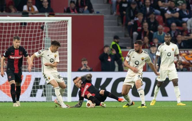 Fussball, Herren, Saison 2023 2024, Europa League (Halbfinale, Rückspiel), Bayer 04 Leverkusen - AS Rom, v.l. Adam Hlozek (Bayer 04 Leverkusen), Stephan El Shaarawy (AS Rom), Alejandro Grimaldo (Bayer 04 Leverkusen), Bryan Cristante (AS Rom), 09.05.2024, Copyright: xSebastianxRäppold MatthiasxKochx