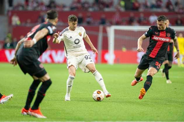 Fussball: UEFA Europa League, Saison 2023 2024, Halbinale, Rueckspiel, Bayer 04 Leverkusen - AS Rom am 09.05.2024 in der BayArena in Leverkusen. Zweikampf zwischen Stephan El Shaarawy (AS Rom, 92) und Granit Xhaka (Bayer 04 Leverkusen, 34). Foto: Kirchner-Media TH Copyright: xKirchner-Media THx