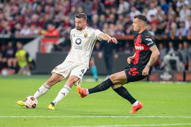Fussball: UEFA Europa League, Saison 2023 2024, Halbinale, Rueckspiel, Bayer 04 Leverkusen - AS Rom am 09.05.2024 in der BayArena in Leverkusen. Bryan Cristante (AS Rom, 04) setzt zum Schuss an und Granit Xhaka (Bayer 04 Leverkusen, 34) versucht zu blocken. Foto: Kirchner-Media TH Copyright: xKirchner-Media THx