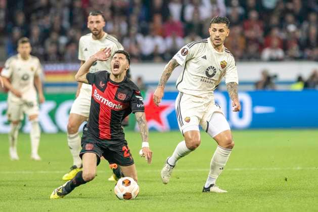 Fussball: UEFA Europa League, Saison 2023 2024, Halbinale, Rueckspiel, Bayer 04 Leverkusen - AS Rom am 09.05.2024 in der BayArena in Leverkusen. Leandro Paredes (AS Rom, 16) foult Exequiel Palacios (Bayer 04 Leverkusen, 25). Foto: Kirchner-Media TH Copyright: xKirchner-Media THx