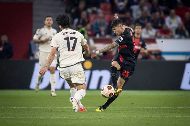 UEFA Europa League Halbfinale; Bayer 04 Leverkusen vs. AS Roma, 09.05.2024 Exequiel Palacios (Bayer 04 Leverkusen, 25) klärt gegen Sardar Azmoun (AS Roma, 17) während des Europa-League-Halbfinales zwischen Bayer 04 Leverkusen und AS Rom in der BayArena am 09.05.2024 in Leverkusen, Deutschland. DFL REGULATIONS PROHIBIT ANY USE OF PHOTOGRAPHS AS IMAGE SEQUENCES AND OR QUASI-VIDEO. Copyright: xBEAUTIFULxSPORTS AxelxKohringx