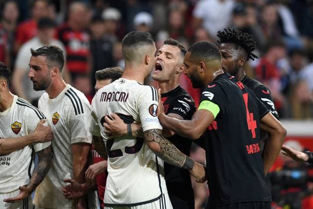 09.05.2024, Leverkusen, Germany, BayARENA, Bayer 04 Leverkusen vs AS Rom - UEFA Europa League 2023 2024 - Semi-finals second leg, Gianluca Mancini (AS Rom) und Granit Xhaka (Bayer 04 Leverkusen) gestikuliert, gestik (Foto Ralf Treese) Leverkusen BayARENA North Rhine-Westphalia Germany