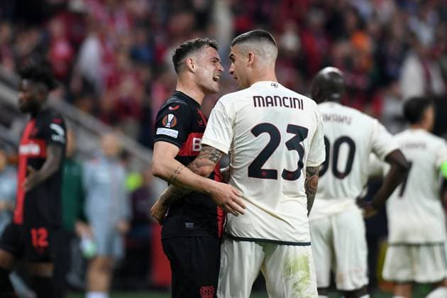 09.05.2024, Leverkusen, Germany, BayARENA, Bayer 04 Leverkusen vs AS Rom - UEFA Europa League 2023 2024 - Semi-finals second leg, Gianluca Mancini (AS Rom) und Granit Xhaka (Bayer 04 Leverkusen) gestikuliert, gestik (Foto Ralf Treese) Leverkusen BayARENA North Rhine-Westphalia Germany