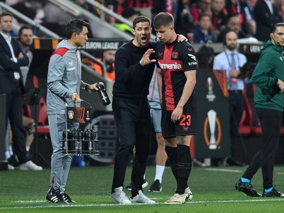 09.05.2024, Leverkusen, Germany, BayARENA, Bayer 04 Leverkusen vs AS Rom - UEFA Europa League 2023 2024 - Semi-finals second leg, Trainer Xabier Xabi Alonso (Bayer 04 Leverkusen) und Adam Hlozek (Bayer 04 Leverkusen) gestikuliert, gestik (Foto Ralf Treese) Leverkusen BayARENA North Rhine-Westphalia Germany