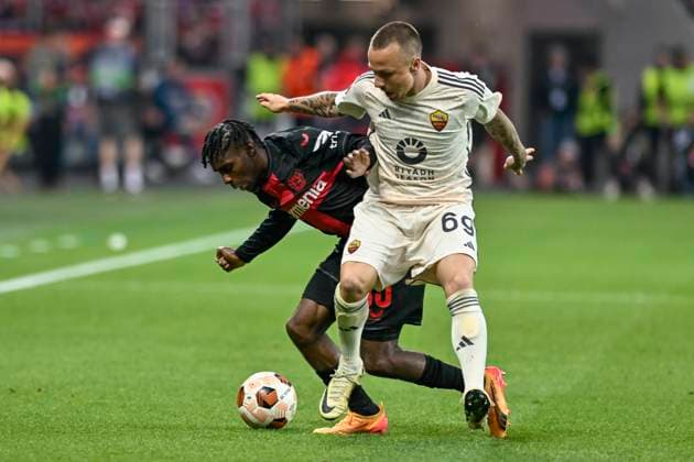 v. li. im Zweikampf Jeremie Frimpong ( 30, Bayer Leverkusen) Angelino ( 69, AS Roma) 09.05.2024 Fussball Europa League, Bayer Leverkusen vs AS Rom, BayArena, Leverkusen, NRW Germany