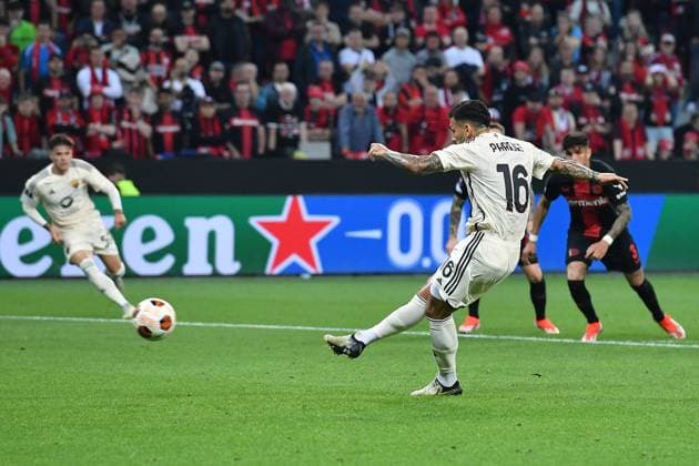 Fußball Europa League Halbfinale Bayer 04 Leverkusen - AS Rom am 09.05.2024 in der BayArena in Leverkusen Leandro Paredes ( Rom ) schießt einen Elfmeter zum 0:1