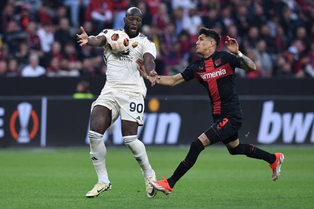 Fußball Europa League Halbfinale Bayer 04 Leverkusen - AS Rom am 09.05.2024 in der BayArena in Leverkusen Romelu Lukaku ( Rom ), links - Piero Hincapie ( Leverkusen ), rechts