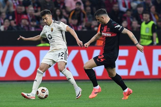 Fußball Europa League Halbfinale Bayer 04 Leverkusen - AS Rom am 09.05.2024 in der BayArena in Leverkusen Stephan El Shaarawy ( Rom ), links - Granit Xhaka ( Leverkusen ), rechts