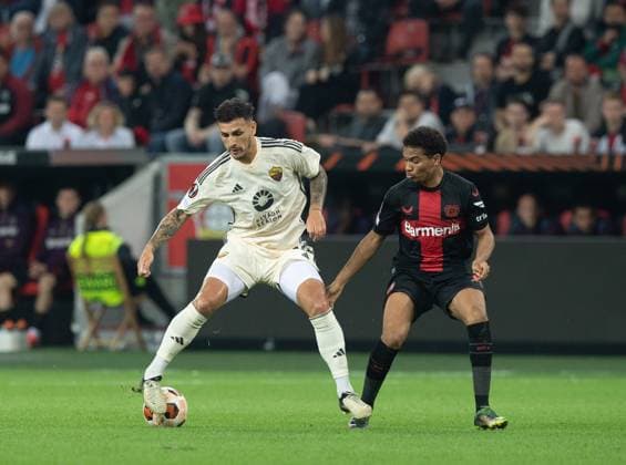 Fussball, Herren, Saison 2023 2024, Europa League (Halbfinale, Rückspiel), Bayer 04 Leverkusen - AS Rom, v.l. Leandro Paredes (AS Rom), Amine Adli (Bayer 04 Leverkusen), 09.05.2024, Copyright: xSebastianxRäppold MatthiasxKochx
