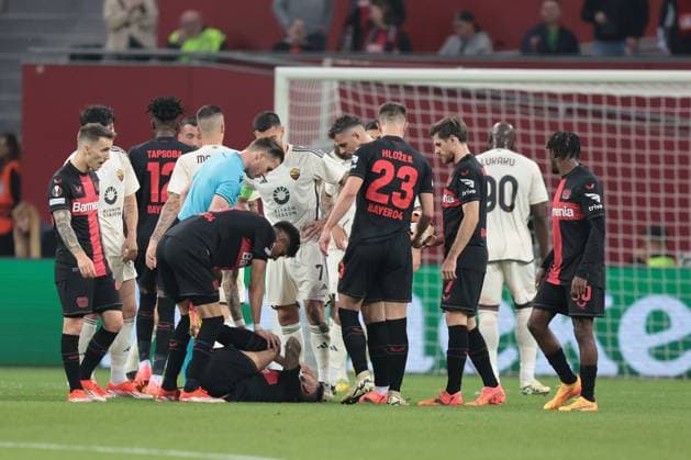 Exequiel Palacios (Bayer 04 Leverkusen) liegt verletzt am Boden beim Spiel der Europa League (Halbfinale-Rückspiel) Bayer 04 Leverkusen - AS Rom. Copyright: Thomas Pakusch