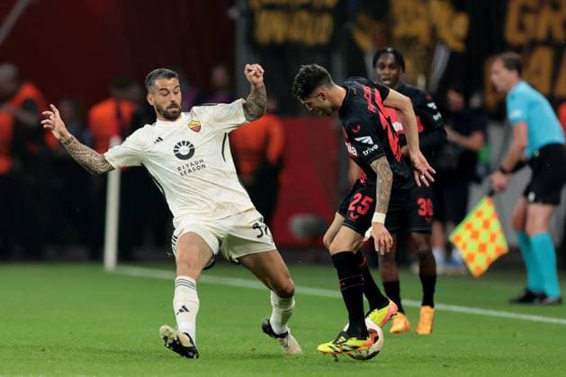 Leonardo Spinazzola (AS Rom) und Exequiel Palacios (Bayer 04 Leverkusen) beim Spiel der Europa League (Halbfinale-Rückspiel) Bayer 04 Leverkusen - AS Rom. Copyright: Thomas Pakusch