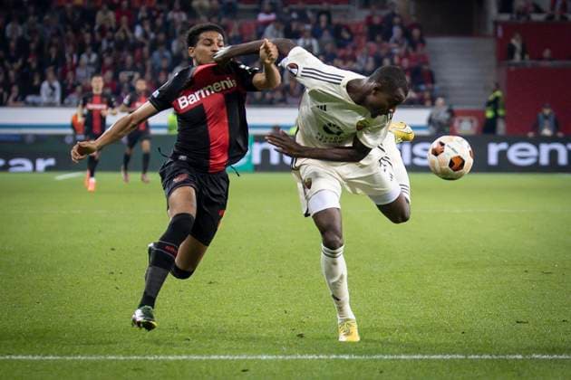 UEFA Europa League Halbfinale; Bayer 04 Leverkusen vs. AS Roma, 09.05.2024 Amine Adli (Bayer 04 Leverkusen, 21) und Evan N’dicka (AS Roma, 5) im harten Zweikampf während des Europa-League-Halbfinales zwischen Bayer 04 Leverkusen und AS Rom in der BayArena am 09.05.2024 in Leverkusen, Deutschland. DFL REGULATIONS PROHIBIT ANY USE OF PHOTOGRAPHS AS IMAGE SEQUENCES AND OR QUASI-VIDEO. Copyright: xBEAUTIFULxSPORTS AxelxKohringx