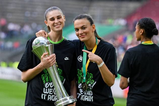 09.05.2024, Fußball, DFB-Pokal Finale der Frauen 2023 2024, FC Bayern München - VfL Wolfsburg Jule Brand (Wolfsburg) und Riola Xhemaili (Wolfsburg) mit dem Pokal. Köln Rhein-Energie-Stadion Nordrhein-Westfalen Deutschland
