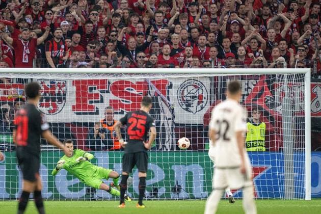 GER, EL, Bayer 04 Leverkusen vs AS Roma, Saison 2023 24, 09.05.2024, BayArena, Leverkusen, GER, EL, Bayer 04 Leverkusen vs AS Roma, Saison 2023 24, Im Bild: Elfmeter; Leandro Paredes (AS Roma, 16) gegen Mateiu Kovar (Bayer 04 Leverkusen, 17) Jubel nach dem Tor zum 0 : 1