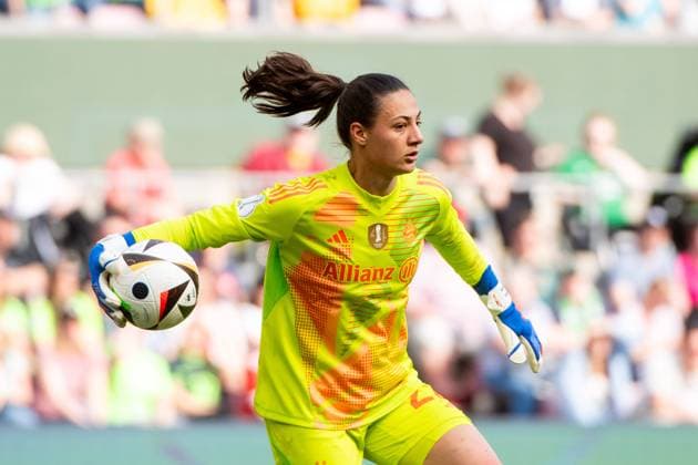 Maria Luisa Mala Grohs (FC Bayern Muenchen, 22) am Ball, GER, FC Bayern Muenchen (FCB) vs VfL Wolfsburg (WOB), Fussball DFB Pokalfinale der Frauen 2024, 09.05.2024 DFB regulations prohibit any use of photographs as image sequences and or quasi-video GER, FC Bayern Muenchen (FCB) vs VfL Wolfsburg (WOB), Fussball DFB Pokalfinale der Frauen 2024, 09.05.2024 Koeln Copyright: xEibner-Pressefoto Memmlerx EP_MMR