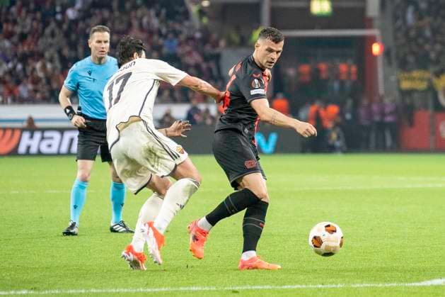 Fussball: UEFA Europa League, Saison 2023 2024, Halbinale, Rueckspiel, Bayer 04 Leverkusen - AS Rom am 09.05.2024 in der BayArena in Leverkusen. Zweikampf zwischen Sardar Azmoun (AS Rom, 17) und Granit Xhaka (Bayer 04 Leverkusen, 34). Foto: Kirchner-Media TH Copyright: xKirchner-Media THx