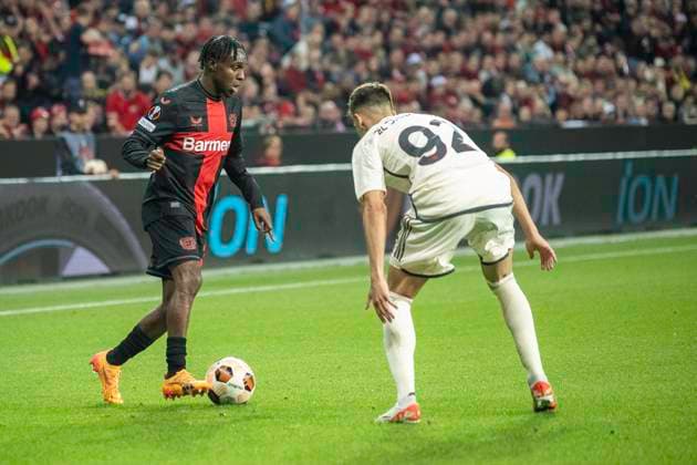 Fussball: UEFA Europa League, Saison 2023 2024, Halbinale, Rueckspiel, Bayer 04 Leverkusen - AS Rom am 09.05.2024 in der BayArena in Leverkusen. Zweikampf zwischen Jeremie Frimpong (Bayer 04 Leverkusen, 30) und Stephan El Shaarawy (AS Rom, 92). Foto: Kirchner-Media TH Copyright: xKirchner-Media THx
