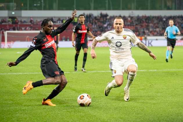 Fussball: UEFA Europa League, Saison 2023 2024, Halbinale, Rueckspiel, Bayer 04 Leverkusen - AS Rom am 09.05.2024 in der BayArena in Leverkusen. Zweikampf zwischen Jeremie Frimpong (Bayer 04 Leverkusen, 30) und Angelino (AS Rom, 69). Foto: Kirchner-Media TH Copyright: xKirchner-Media THx