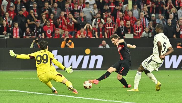 08.05.2024, xjrdrx, Fussball UEFA Europa League, Bayer 04 Leverkusen - AS Roma emspor, v.l. Mile Svilar (AS Rom), Jonas Hofmann (Bayer Leverkusen), Evan Ndicka (AS Rom) (DFL DFB REGULATIONS PROHIBIT ANY USE OF PHOTOGRAPHS as IMAGE SEQUENCES and or QUASI-VIDEO) Leverkusen