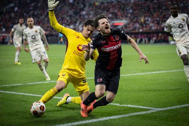 UEFA Europa League Halbfinale; Bayer 04 Leverkusen vs. AS Roma, 09.05.2024 Bayer 04 Leverkusen und Keeper Mile Svilar (AS Roma, 99) im harten Zweikampf während des Europa-League-Halbfinales zwischen Bayer 04 Leverkusen und AS Rom in der BayArena am 09.05.2024 in Leverkusen, Deutschland. DFL REGULATIONS PROHIBIT ANY USE OF PHOTOGRAPHS AS IMAGE SEQUENCES AND OR QUASI-VIDEO. Copyright: xBEAUTIFULxSPORTS AxelxKohringx