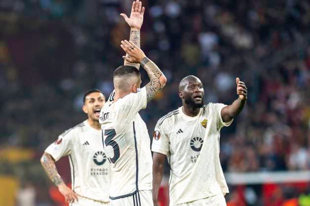 Fussball: UEFA Europa League, Saison 2023 2024, Halbinale, Rueckspiel, Bayer 04 Leverkusen - AS Rom am 09.05.2024 in der BayArena in Leverkusen. Gianluca Mancini (AS Rom, 23) und Romelu Lukaku (AS Rom, 90) monieren ein Handspiel in der vorherigen Situation. Foto: Kirchner-Media TH Copyright: xKirchner-Media THx