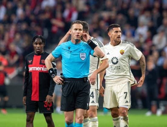 Fussball, Herren, Saison 2023 2024, Europa League (Halbfinale, Rückspiel), Bayer 04 Leverkusen - AS Rom, v.l. Jeremie Frimpong (Bayer 04 Leverkusen), Schiedsrichter Danny Makkelie (NED), Lorenzo Pellegrini (AS Rom), 09.05.2024, Copyright: xSebastianxRäppold MatthiasxKochx