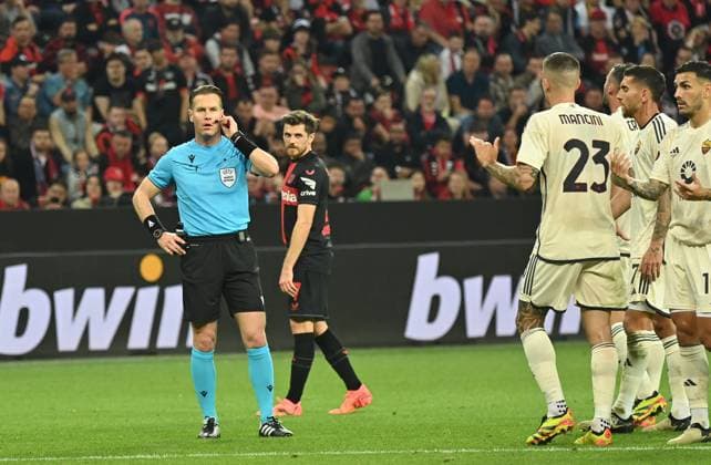08.05.2024, xjrdrx, Fussball UEFA Europa League, Bayer 04 Leverkusen - AS Roma emspor, v.l. Schiedsrichter Danny Makkelie (Niederlande), Videobeweis, Video Schiedsrichter, Videoreferee, Videorichter (DFL DFB REGULATIONS PROHIBIT ANY USE OF PHOTOGRAPHS as IMAGE SEQUENCES and or QUASI-VIDEO) Leverkusen