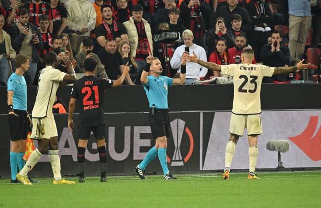 08.05.2024, xjrdrx, Fussball UEFA Europa League, Bayer 04 Leverkusen - AS Roma emspor, v.l. Schiedsrichter Danny Makkelie (Niederlande), Videobeweis, Video Schiedsrichter, Videoreferee, Videorichter Elfmeter, Strafstoss, Elfmeterschiessen (DFL DFB REGULATIONS PROHIBIT ANY USE OF PHOTOGRAPHS as IMAGE SEQUENCES and or QUASI-VIDEO) Leverkusen