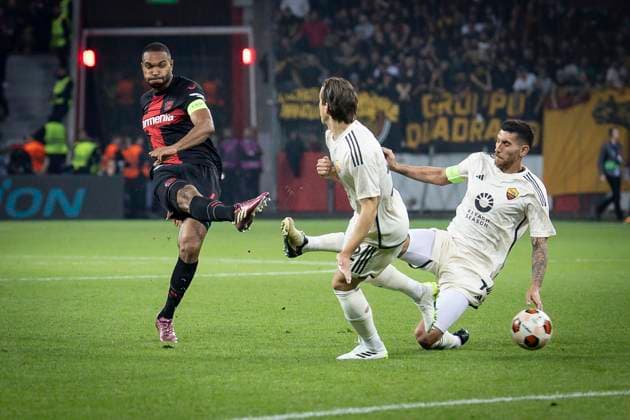 UEFA Europa League Halbfinale; Bayer 04 Leverkusen vs. AS Roma, 09.05.2024 Der Schuss von Jonathan Tah (Bayer 04 Leverkusen, 4) wird geblockt während des Europa-League-Halbfinales zwischen Bayer 04 Leverkusen und AS Rom in der BayArena am 09.05.2024 in Leverkusen, Deutschland. DFL REGULATIONS PROHIBIT ANY USE OF PHOTOGRAPHS AS IMAGE SEQUENCES AND OR QUASI-VIDEO. Copyright: xBEAUTIFULxSPORTS AxelxKohringx