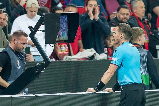 Fussball: UEFA Europa League, Saison 2023 2024, Halbinale, Rueckspiel, Bayer 04 Leverkusen - AS Rom am 09.05.2024 in der BayArena in Leverkusen. Schiedsrichter Danny Makkelie schaut sich die Situation an und entscheidet auf Elfmeter. Foto: Kirchner-Media TH Copyright: xKirchner-Media THx