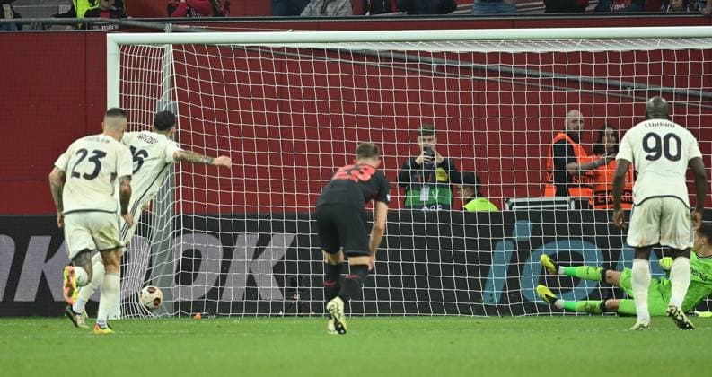 08.05.2024, xjrdrx, Fussball UEFA Europa League, Bayer 04 Leverkusen - AS Roma emspor, v.l. Leandro Paredes (AS Rom), Matej Kovar (Bayer Leverkusen) Goal scored, erziehlt das Tor zum 0:2 Elfmeter, Strafstoss, Elfmeterschiessen Videobeweis, Video Schiedsrichter, Videoreferee, Videorichter (DFL DFB REGULATIONS PROHIBIT ANY USE OF PHOTOGRAPHS as IMAGE SEQUENCES and or QUASI-VIDEO) Leverkusen