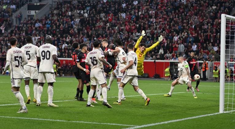 Tor 1:2 Eigentor von Gianluca Mancini (AS Rom), rechts 09.05.2024, Fussball Europa League, Saison 2023 2024, Halbfinale Rückspiel, Bayer 04 Leverkusen - AS Rom Leverkusen BayArena Nordrhein Westfalen Deutschland